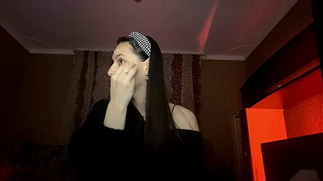 Snapshot of Poly_Falkony chatting on 10/28/25, 03:04 Poly Falkony online show from 10/28/25, 03:04