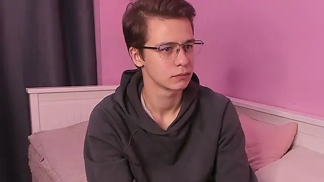 Snapshot of NuvyLace chatting on 10/28/25, 01:47 NuvyLace online show from 10/28/25, 01:47