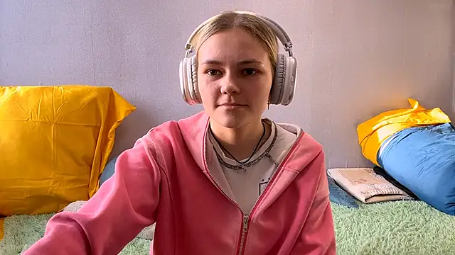 Snapshot of ChristineWest chatting on 11/01/25, 08:27 ChristineWest online show from 11/01/25, 08:27