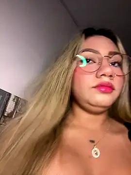 Snapshot of Vicky-Nova chatting on 10/28/25, 04:05 Vicky-Nova online show from 10/28/25, 04:05