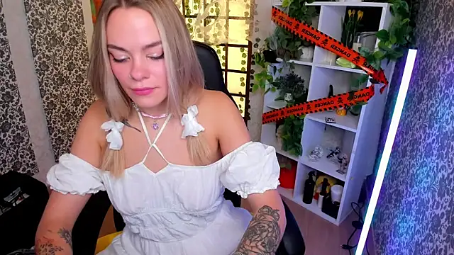 Isabella Lure online show from 11/08/25, 09:09