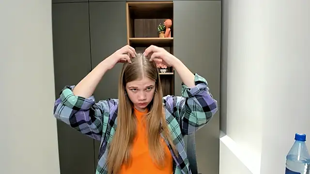 Snapshot of LuciaTiell chatting on 10/28/25, 08:40 LuciaTiell online show from 10/28/25, 08:40