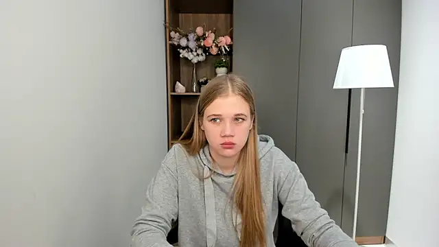 Snapshot of LuciaTiell chatting on 10/29/25, 07:54 LuciaTiell online show from 10/29/25, 07:54