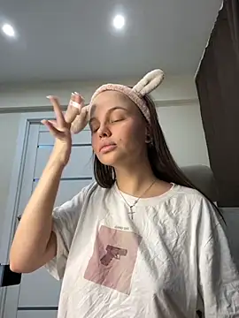 Snapshot of KissMeSashaPlz chatting on 10/31/25, 01:17 KissMeSashaPlz online show from 10/31/25, 01:17