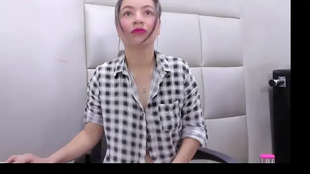 Snapshot of HannMachinne chatting on 10/27/25, 10:47 HannMachinne online show from 10/27/25, 10:47