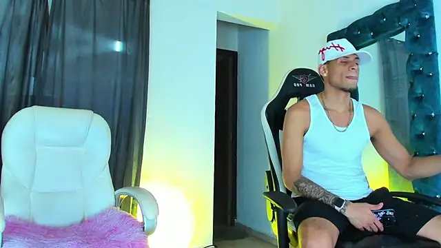 Snapshot of Yourtemptation555 chatting on 10/31/25, 11:50 Yourtemptation555 online show from 10/31/25, 11:50