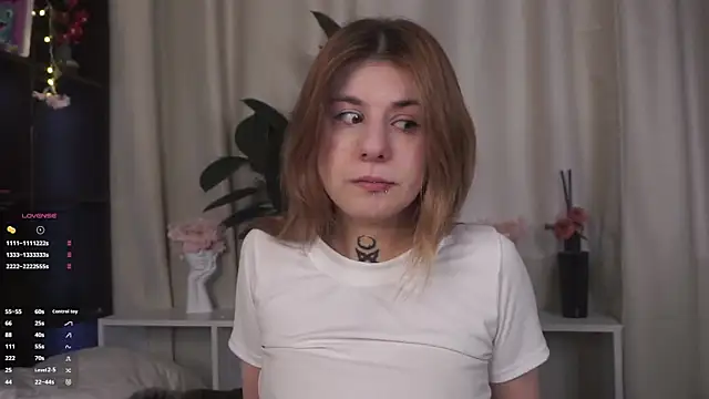 Snapshot of FifiGlow chatting on 11/11/25, 08:03 FifiGlow online show from 11/11/25, 08:03