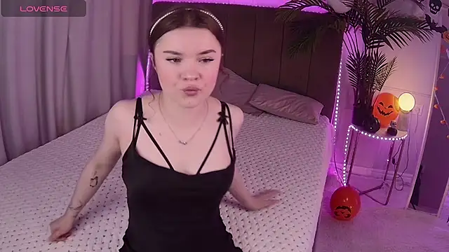 Snapshot of Alice_Bloome chatting on 11/02/25, 05:54 Alice Bloome online show from 11/02/25, 05:54