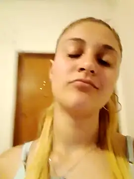 Snapshot of larubia_arg chatting on 11/15/25, 10:37 larubia arg online show from 11/15/25, 10:37