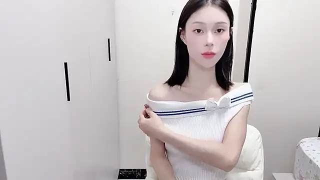 Snapshot of yuyu-33 chatting on 10/30/25, 01:51 yuyu-33 online show from 10/30/25, 01:51