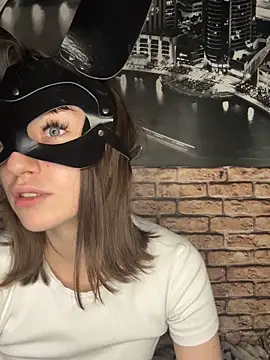 Snapshot of bunnyria1 chatting on 10/31/25, 01:56 bunnyria1 online show from 10/31/25, 01:56