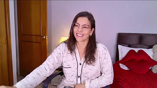 Snapshot of Angie_bell chatting on 11/04/25, 02:05 Angie bell online show from 11/04/25, 02:05