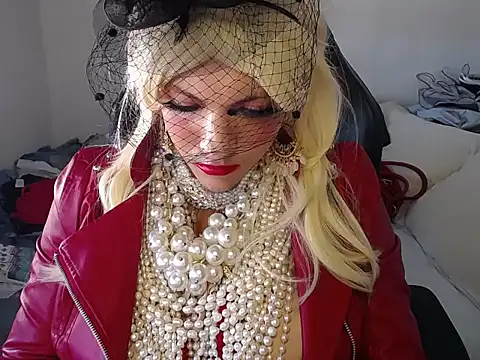 Snapshot of VanesaCrossic chatting on 10/15/25, 08:03 VanesaCrossic online show from 10/15/25, 08:03