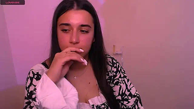 Snapshot of AlinaDoll_ chatting on 11/04/25, 10:14 AlinaDoll online show from 11/04/25, 10:14