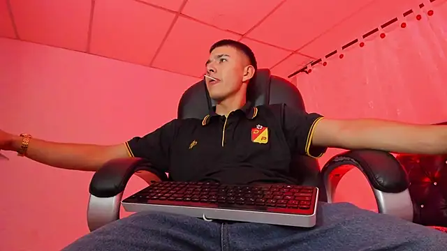 Snapshot of Aleck_Boy chatting on 11/12/25, 08:30 Aleck Boy online show from 11/12/25, 08:30