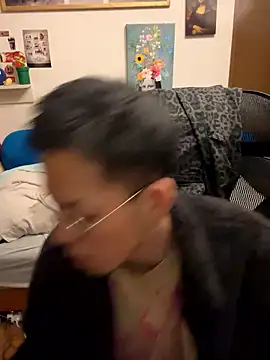 Snapshot of ippei0001 chatting on 11/05/25, 04:29 ippei0001 online show from 11/05/25, 04:29