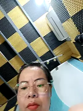 Snapshot of Beolalla chatting on 11/17/25, 08:03 Beolalla online show from 11/17/25, 08:03