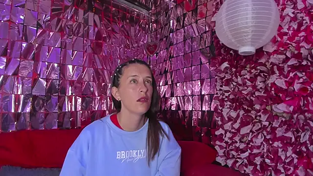 Snapshot of mia_luna_ed chatting on 11/16/25, 02:00 mia luna ed online show from 11/16/25, 02:00