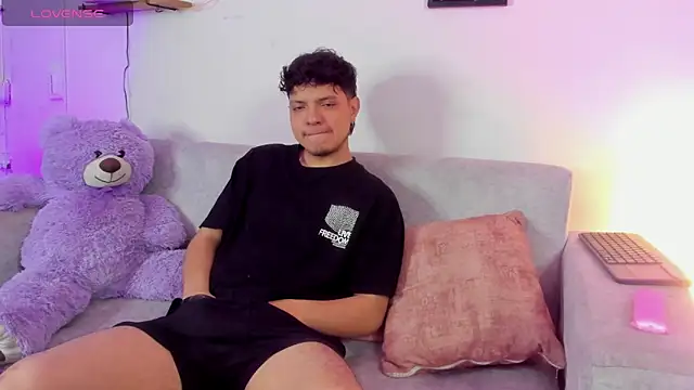 Snapshot of MidNightTouch-21 chatting on 11/08/25, 01:06 MidNightTouch-21 online show from 11/08/25, 01:06