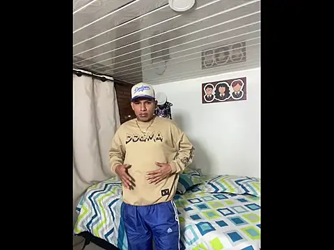 Snapshot of Mike_and_Rayan chatting on 11/12/25, 12:22 Mike and Rayan online show from 11/12/25, 12:22