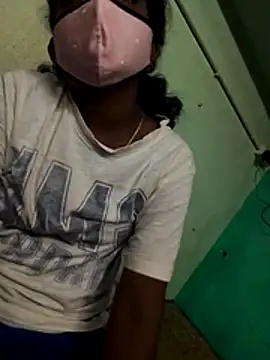 Snapshot of Couple1114 chatting on 11/17/25, 10:10 Couple1114 online show from 11/17/25, 10:10