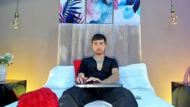 Snapshot of NicolasRey1 chatting on 11/13/25, 04:22 NicolasRey1 online show from 11/13/25, 04:22