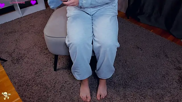 Snapshot of LaurelSatunas chatting on 11/13/25, 04:44 LaurelSatunas online show from 11/13/25, 04:44