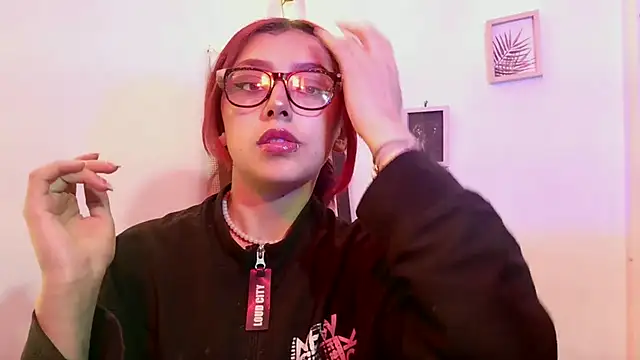 Snapshot of vaiolet_johansson chatting on 11/17/25, 01:17 vaiolet johansson online show from 11/17/25, 01:17