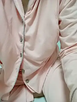 Snapshot of L199405 chatting on 11/11/25, 01:05 L199405 online show from 11/11/25, 01:05