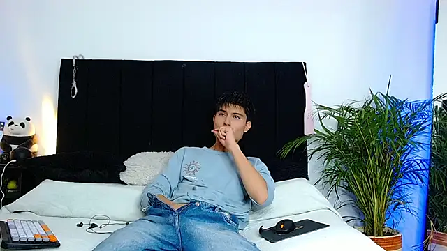 thomasbennett  online show from 11/06/25, 11:04