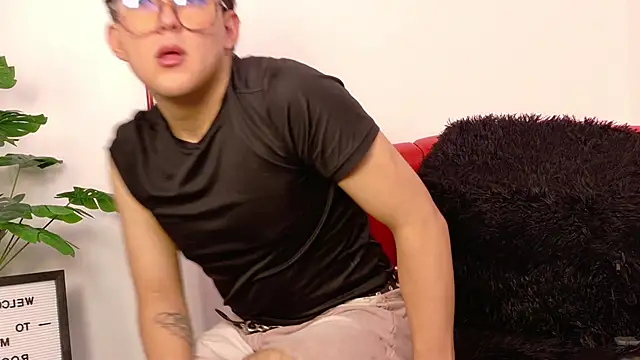 Snapshot of Valentin_X chatting on 11/13/25, 03:38 Valentin X online show from 11/13/25, 03:38