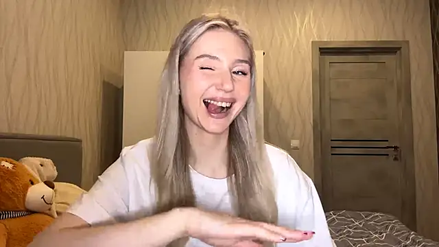 Snapshot of MoonlitCrystalia chatting on 11/08/25, 04:40 MoonlitCrystalia online show from 11/08/25, 04:40