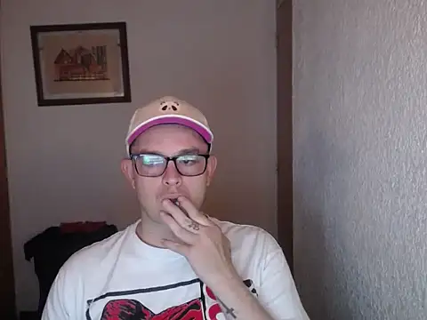 Snapshot of eddison98 chatting on 11/12/25, 11:58 eddison98 online show from 11/12/25, 11:58