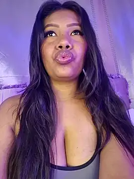 Snapshot of PaulaOrtiz02 chatting on 11/08/25, 11:43 PaulaOrtiz02 online show from 11/08/25, 11:43