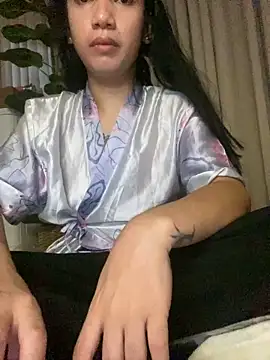 Snapshot of Agnes4u chatting on 11/25/25, 12:05 Agnes4u online show from 11/25/25, 12:05