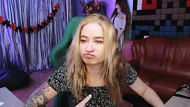 Snapshot of LeilaUvrays chatting on 11/10/25, 01:43 LeilaUvrays online show from 11/10/25, 01:43