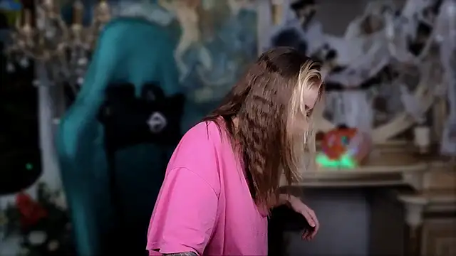 Snapshot of LeilaUvrays chatting on 11/11/25, 03:34 LeilaUvrays online show from 11/11/25, 03:34