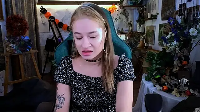 Snapshot of LeilaUvrays chatting on 11/15/25, 08:27 LeilaUvrays online show from 11/15/25, 08:27