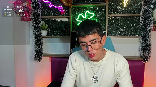 Snapshot of Cyrus_Wlaker chatting on 11/15/25, 07:32 Cyrus Wlaker online show from 11/15/25, 07:32