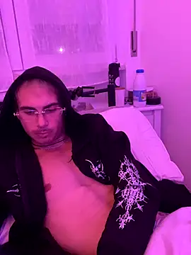 Snapshot of YumiLucifer33 chatting on 11/11/25, 02:22 YumiLucifer33 online show from 11/11/25, 02:22