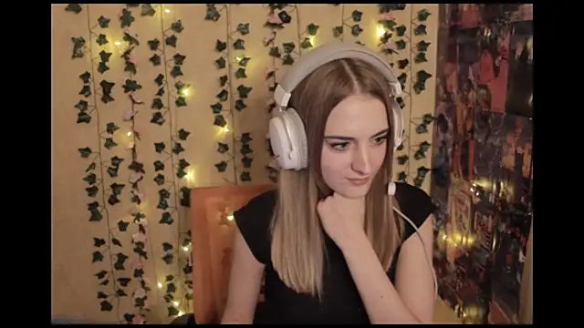 ElviaTengwall online show from 11/26/25, 09:21