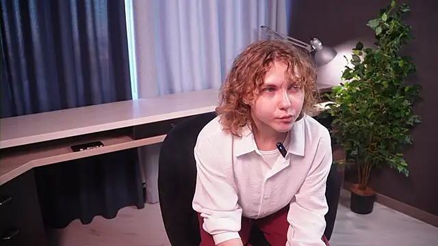 Snapshot of MinaBelsey chatting on 11/18/25, 02:39 MinaBelsey online show from 11/18/25, 02:39