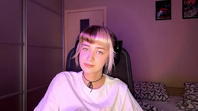 EmilySkyline online show from 11/12/25, 05:19