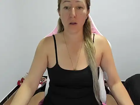 Snapshot of chrystal_sl852 chatting on 11/17/25, 11:38 chrystal sl852 online show from 11/17/25, 11:38