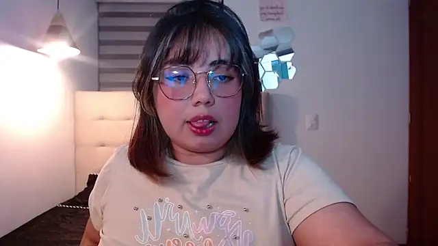 YiniBelle online show from 11/20/25, 03:28