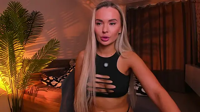 Snapshot of Honey_Bunnyy_ chatting on 11/18/25, 09:41 Honey Bunnyy online show from 11/18/25, 09:41