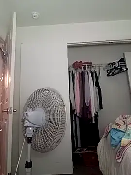 Snapshot of Gummiebear1230 chatting on 12/04/25, 05:17 Gummiebear1230 online show from 12/04/25, 05:17