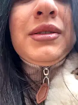 Snapshot of millluv chatting on 11/27/25, 09:44 millluv online show from 11/27/25, 09:44