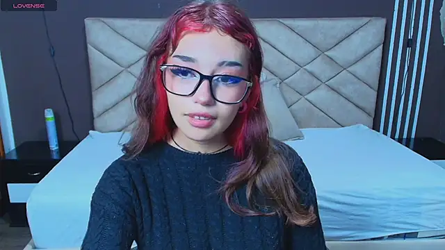 Snapshot of Laracooper_ chatting on 11/17/25, 06:03 Laracooper online show from 11/17/25, 06:03