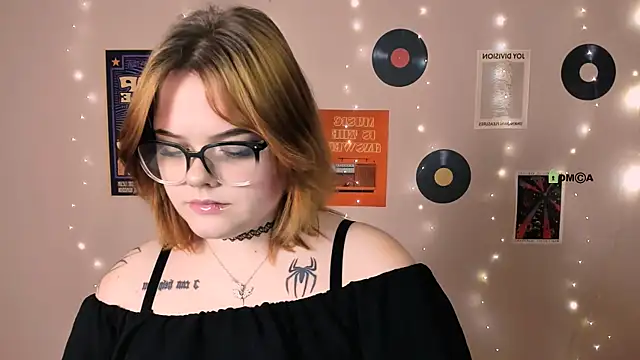 Snapshot of lika_pop chatting on 11/16/25, 10:21 lika pop online show from 11/16/25, 10:21